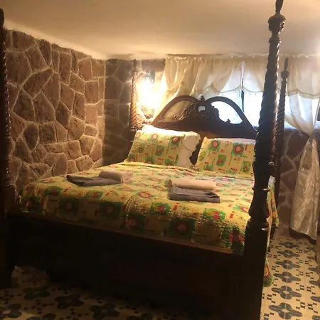 R&b Vendeghaz بالاتوناكاراتيا